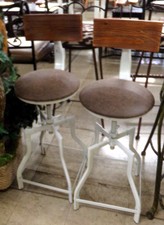 White and brown bar stool set
2pc set
$100.00