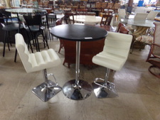 Small bar-high parlor table on chrome pedestal.  Comes with 2 bar stools.  Set
$116.10